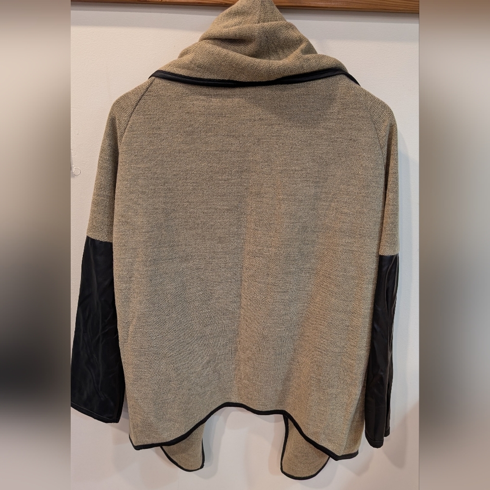 Papillon Blanc Taupe Open-Front Jacket with Black Trim & Sleeves - Picture 2 of 3